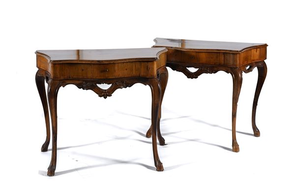 COPPIA DI PICCOLE CONSOLES IN NOCE, VENEZIA XVIII SECOLO