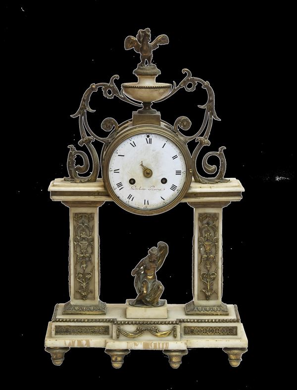 OROLOGIO DA TAVOLO IN MARMO BIANCO, FRANCIA PERIODO LUIGI XVI