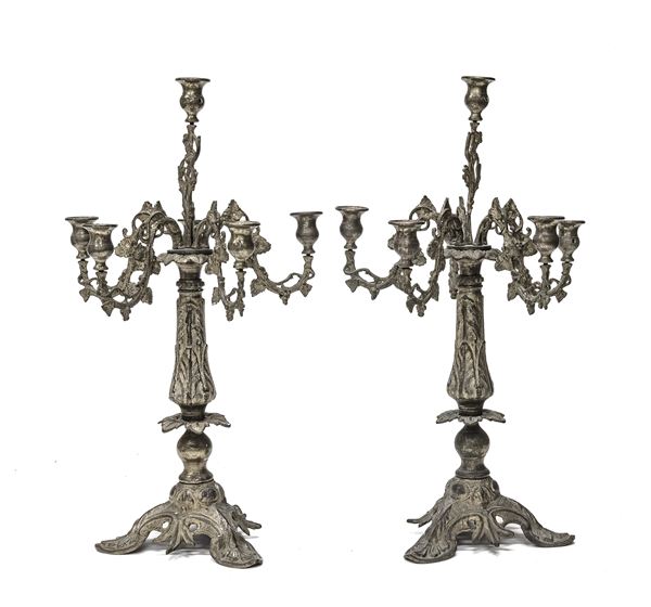 COPPIA DI CANDELABRI IN METALLO DORATO, XIX SECOLO