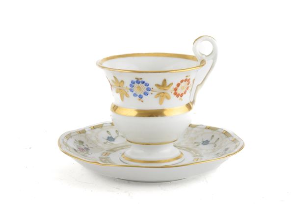TAZZA E PIATTINO IN PORCELLANA, FINE XIX SECOLO