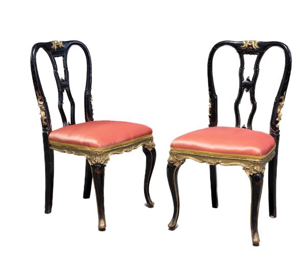 COPPIA DI SEDIE IN LEGNO LACCATO, XIX SECOLO
