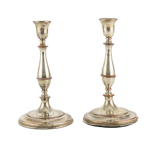 COPPIA DI CANDELIERI IN SILVERPLATE, XX SECOLO