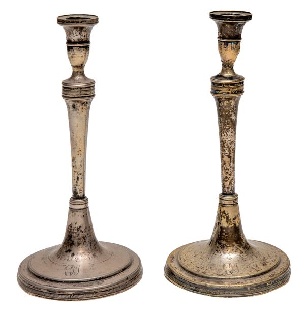 COPPIA DI CANDELIERI IN ARGENTO, NAPOLI 1830 ca.