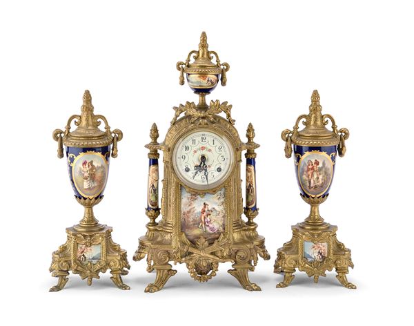 TRITTICO CON OROLOGIO IN BRONZO E PORCELLANA