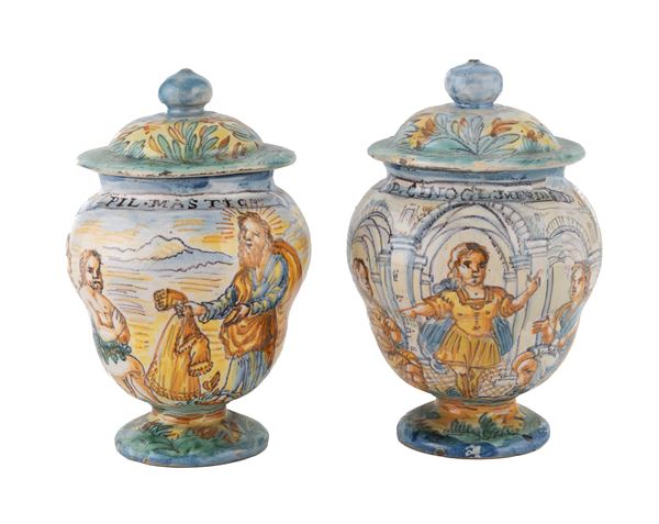 COPPIA DI PILLOLIERI IN MAIOLICA, PROBABILMENTE CASTELLI