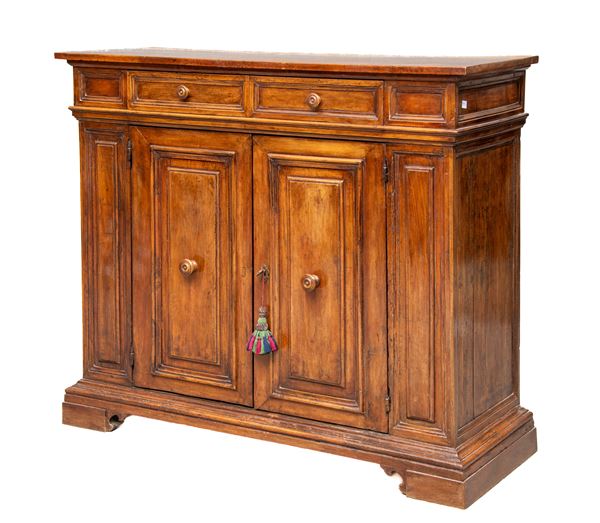 CREDENZA IN NOCE, ITALIA CENTRALE XVIII SECOLO