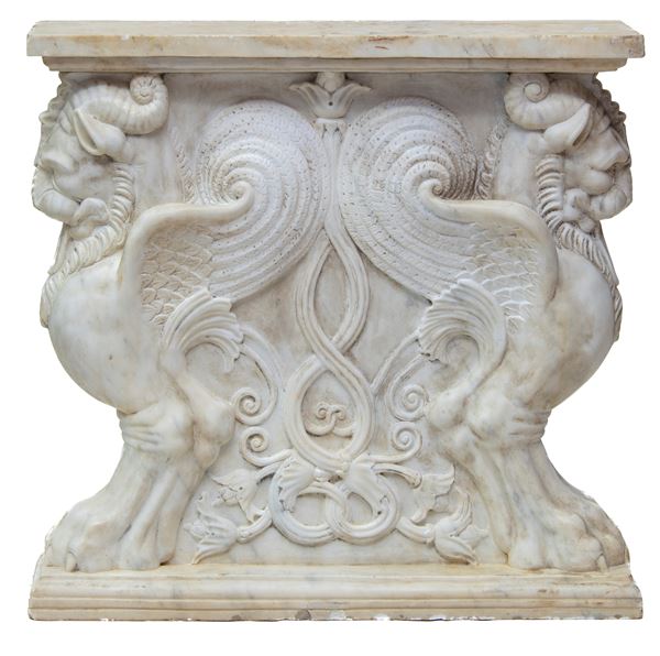 TRAPEZOFORO IN MARMO BIANCO, INIZI XIX SECOLO