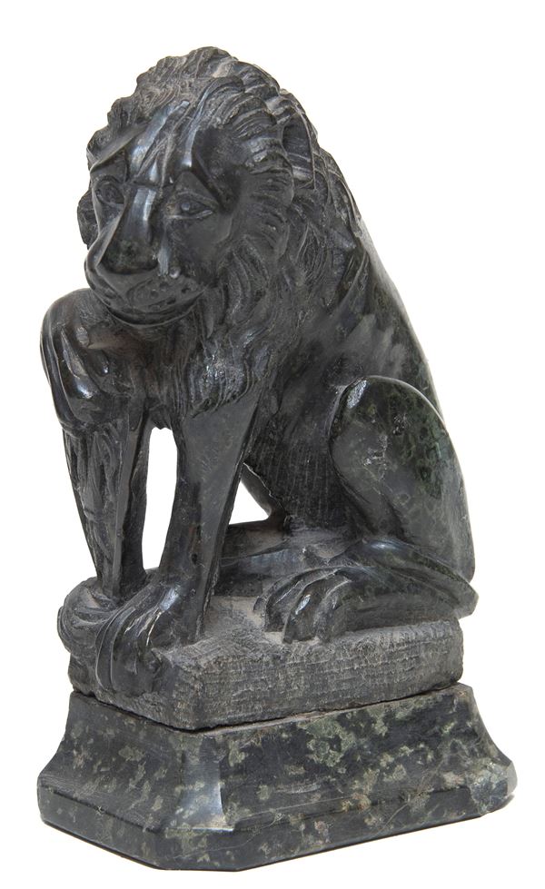 SCULTURA DEL LEONE MARZOCCO IN MARMO VERDE