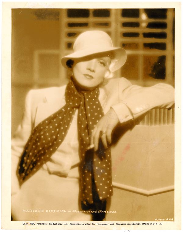 DUE FOTOGRAFIE RAFFIGURANTI MARLENE DIETRICH