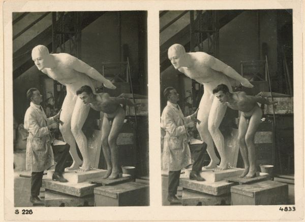 CINQUE FOTOGRAFIE DI MODELLI IN UNO STUDIO D'ARTISTA