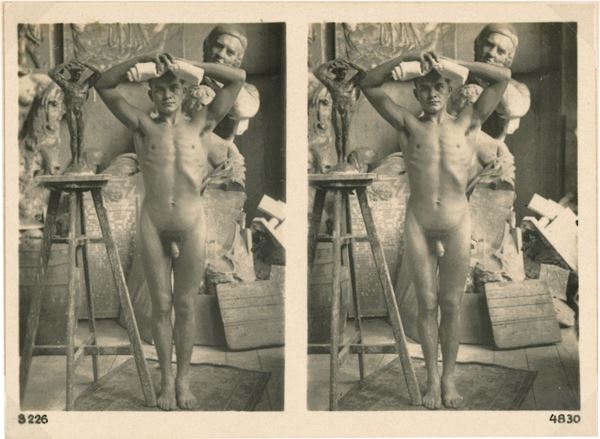 TRE FOTOGRAFIE DI MODELLI IN UNO STUDIO D'ARTISTA