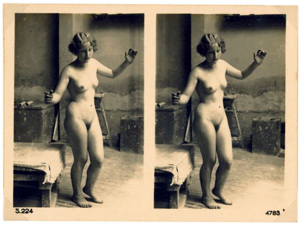 CINQUE FOTOGRAFIE DI MODELLI IN UNO STUDIO D'ARTISTA