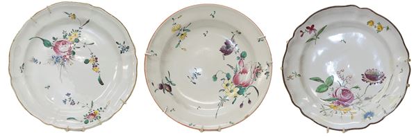 TRE PIATTI IN MAIOLICA, PROBABILMENTE FINCK FINE XVIII SECOLO