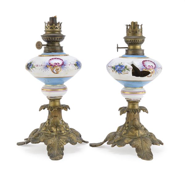 COPPIA DI LUMI IN CERAMICA E METALLO DORATO, FINE XIX SECOLO
