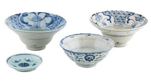 TRE CIOTOLE E UN PIATTINO IN CERAMICA, CINA XX SECOLO