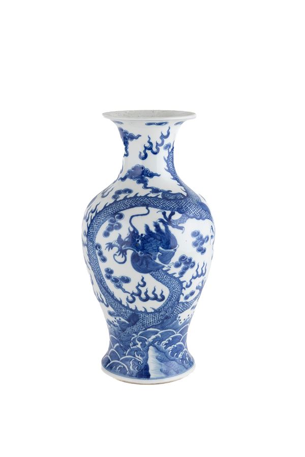VASO IN PORCELLANA, CINA PERIODO QING