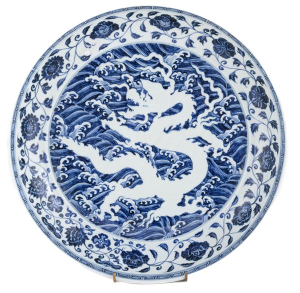 GRANDE VASSOIO IN PORCELLANA, CINA INIZIO XX SECOLO