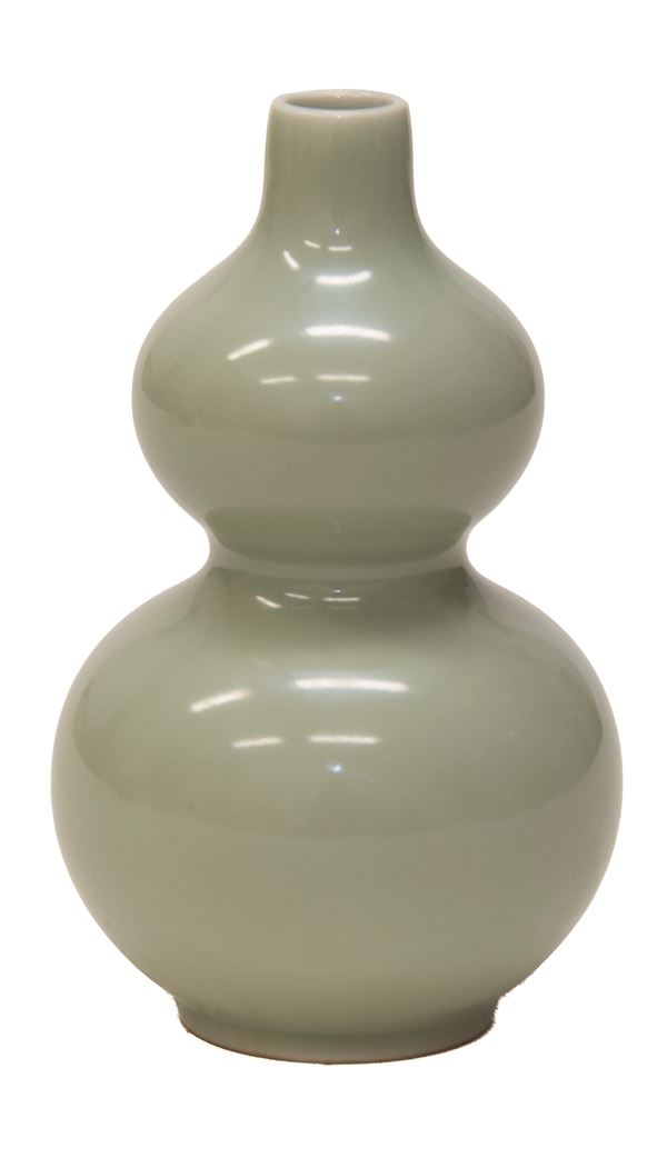 VASO IN PORCELLANA CELADON, CINA XX SECOLO