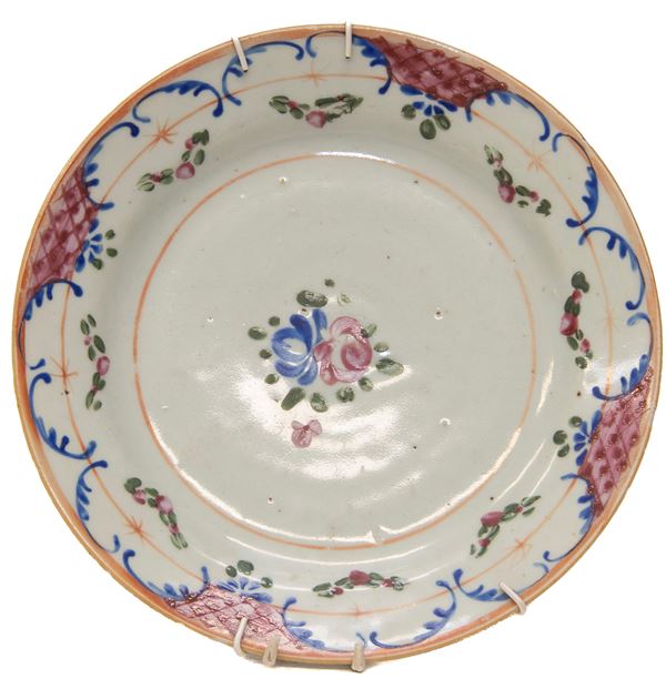 PIATTO IN PORCELLANA FAMIGLIA ROSA, CINA FINE XVIII SECOLO