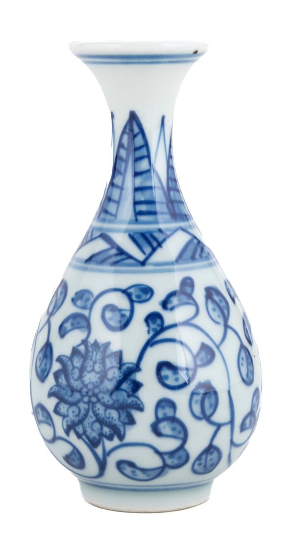VASO MIGNON IN PORCELLANA, CINA XX SECOLO