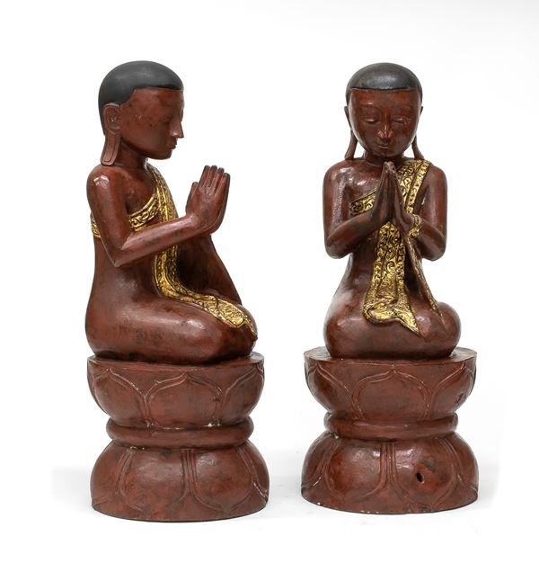 COPPIA DI SCULTURE IN LEGNO A LACCA ROSSA, TAILANDIA