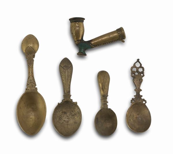 QUATTRO CUCCHIAI ED UNA PIPA IN BRONZO PERSIA