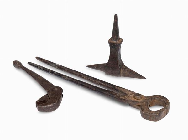 TRE UTENSILI IN FERRO BATTUTO