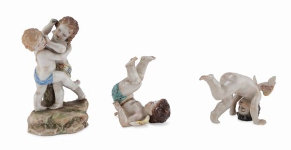 TRE FIGURE DI PUTTI IN PORCELLANA DI GINORI